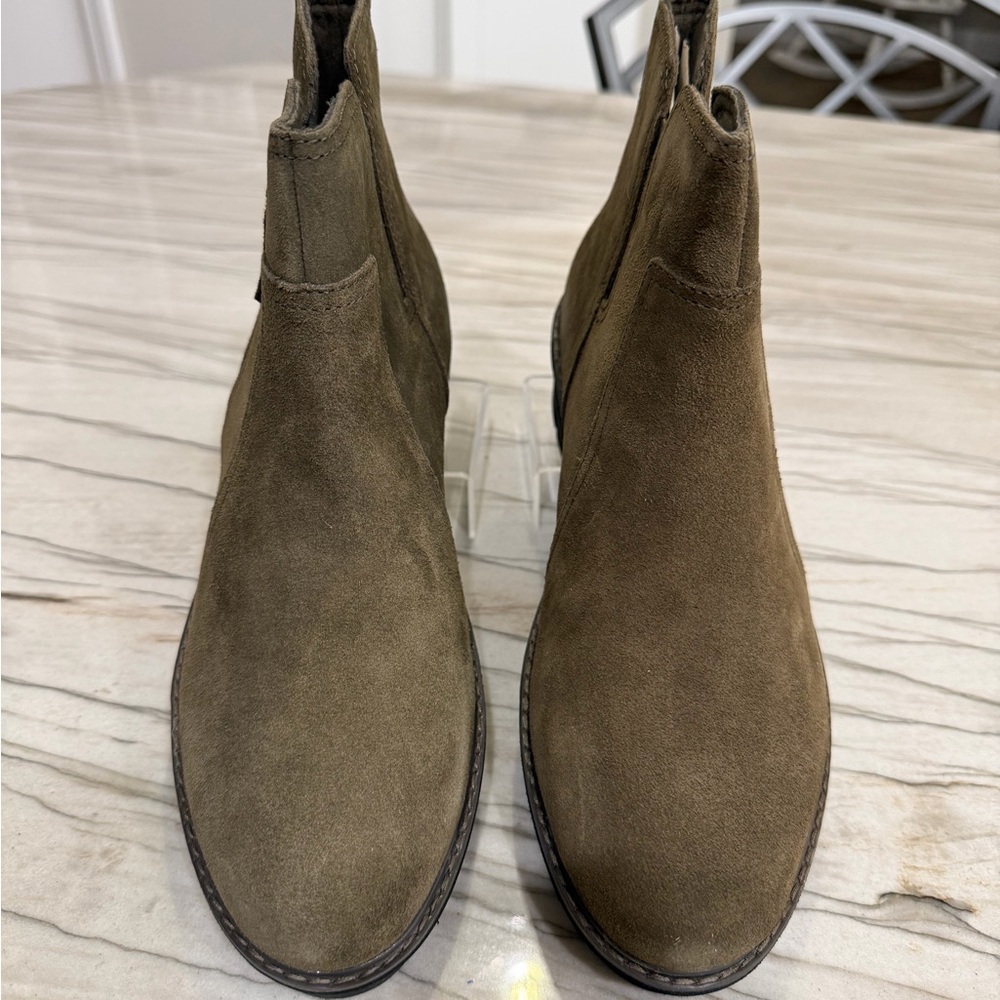 Clarks Airabell Zip Dark Olive Suede Ankle Boots - Picture 2 of 5